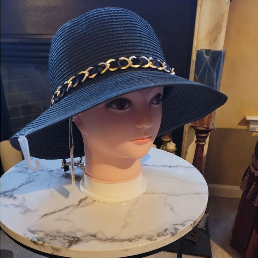 BLACK PAPER CLOCHE WITH GOLD LINK CHAIN